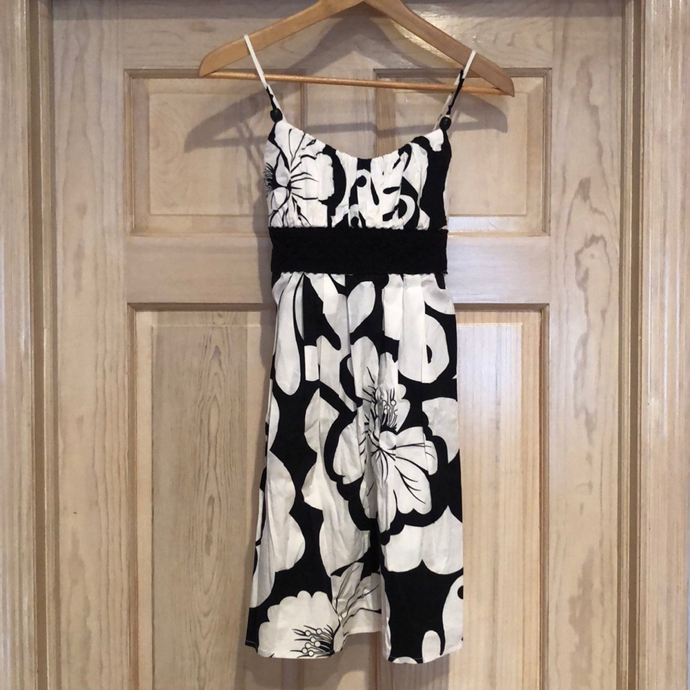 Junior’s Black and white dress
